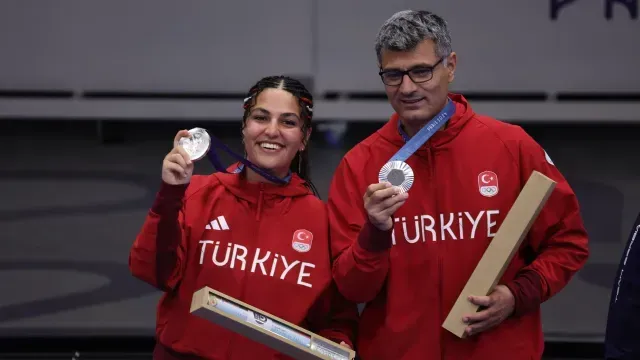 Dikec ganó la medalla de plata junto a Sevval Ilayda Tarhan. Foto AFP