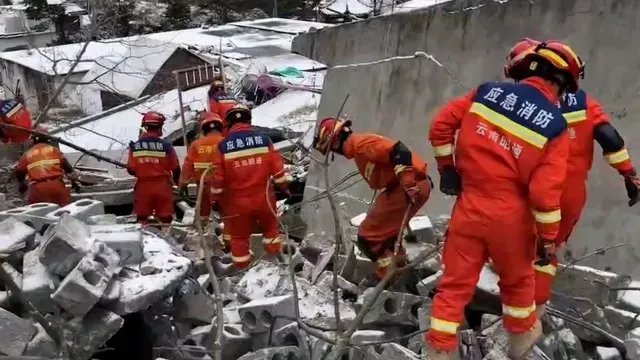 Cuerpos de rescate buscan a personas atrapadas