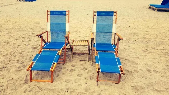 Camastros en una playa