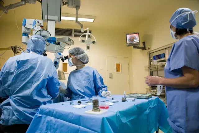 Operación ocular realizada en Francia