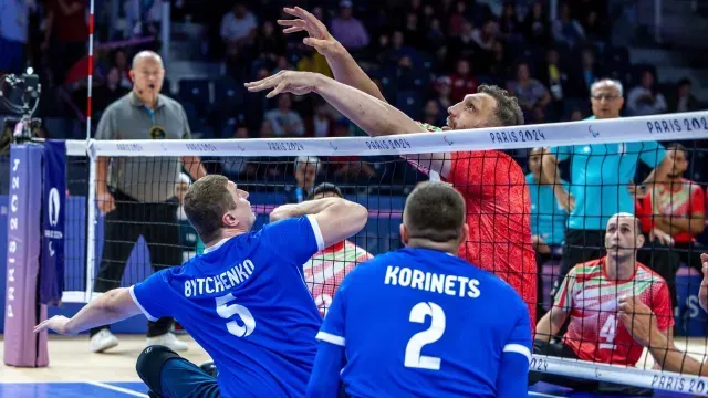 Mehrzad es impasable en el voleibol sentado. Foto AP