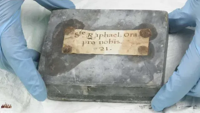 Hallan 23 cajas de plomo con reliquias en la catedral de la CDMX
