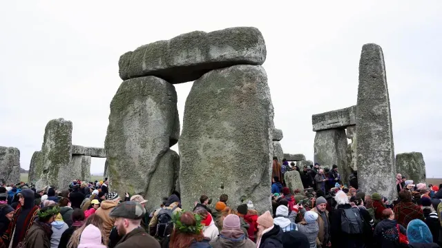 Decenas de personas llegan a Stonehenge para celebrar el solsticio de invierno. Foto: Reuters