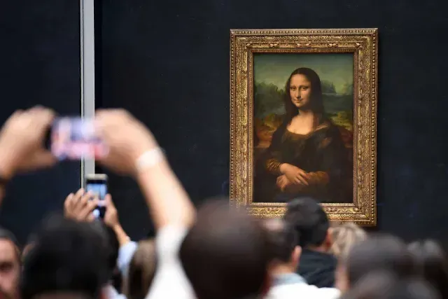 Visitantes admiran la Mona Lisa en 2019