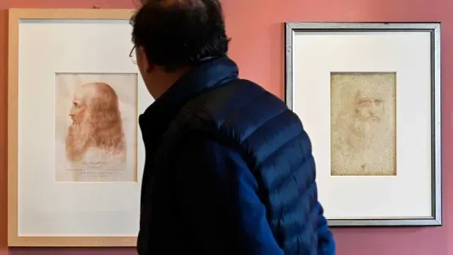 Visitante admira un retrato de da Vinci y un famoso autorretrato atribuido