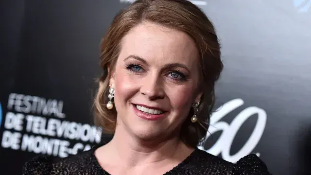 Melissa Joan Hart en una alfombra roja