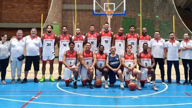 Octavio Carrillo en la foto grupal de los Cóndores