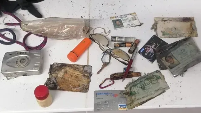 Pertenencias e identificación de alpinista momificado en montaña de Perú.