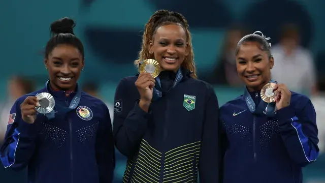Simone Biles, Rebeca Andrade y Jordan Chiles en final de piso en París 2024