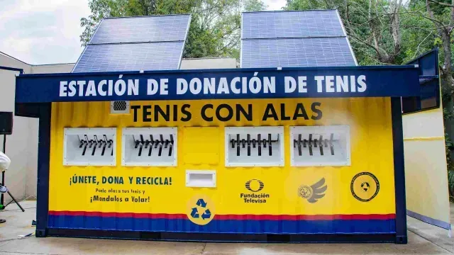 Estación de donación de tenis con alas