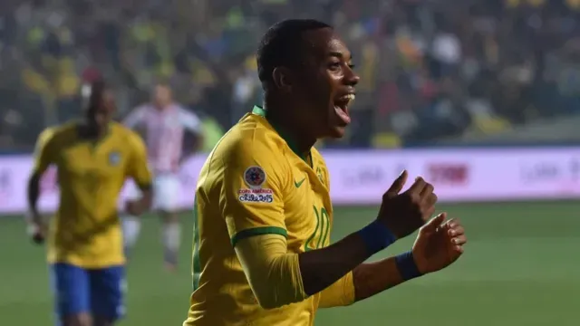 Robinho celebra después de anotar contra Paraguay en la Copa América 2015.