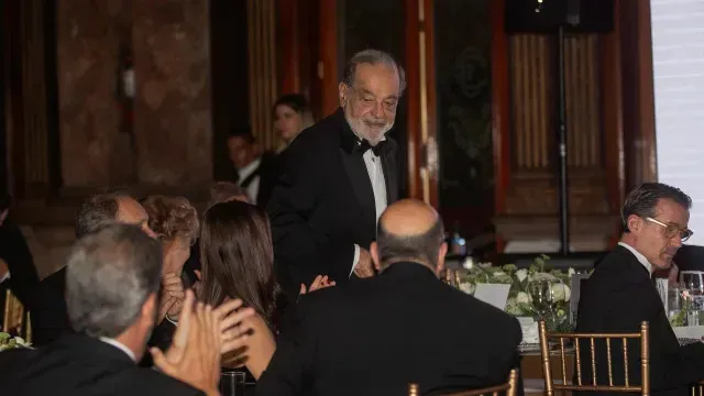 Carlos Slim recibe premio de la Cámara Española de Comercio