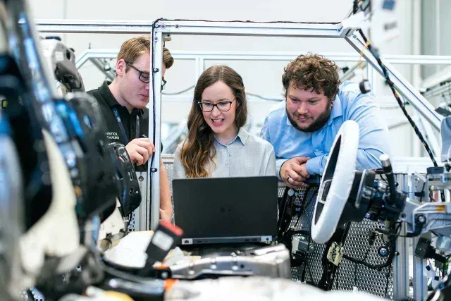 Ingenieros realizan pruebas a un automóvil