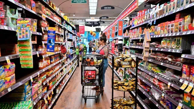 Una clienta en un supermercado de California, en octubre de 2022. Foto: AFP | Archivo
