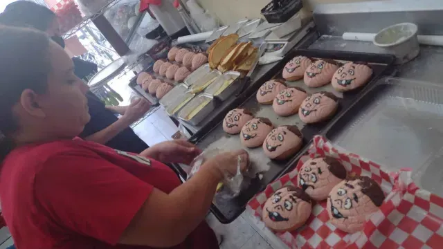 Panaderas preparan las conchabelos en la panadería Karycar