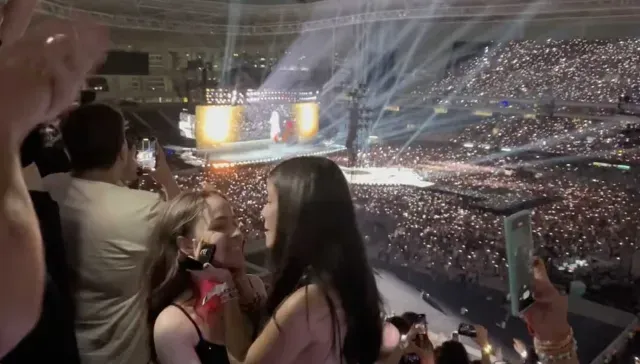 Novias se piden matrimonio durante concierto de Taylor Swift