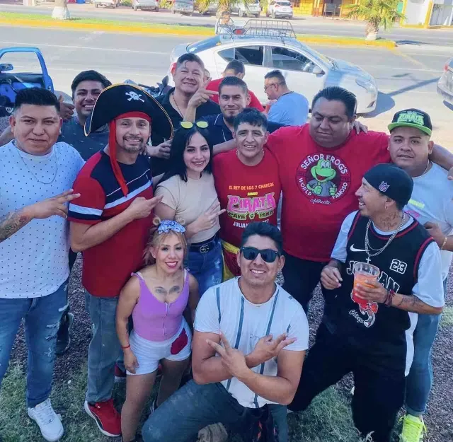 Kamila, nueva integrante del Sonido Pirata, con el resto del grupo