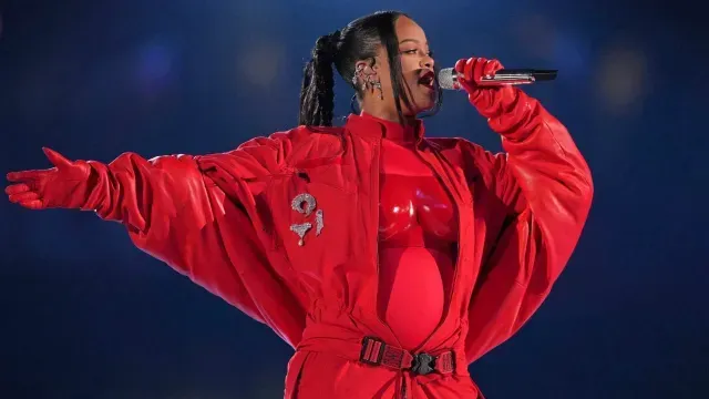 Rihanna revela su segundo embarazo en el medio tiempo del Super Bowl.