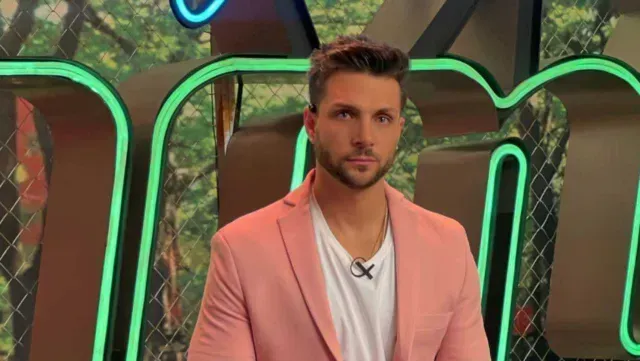Nicola Porcella en un estudio de grabación