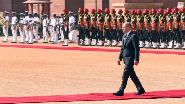 El canciller alemán Olaf Scholz inspecciona una guardia de honor durante una recepción ceremonial en la Casa Presidencial en Nueva Delhi