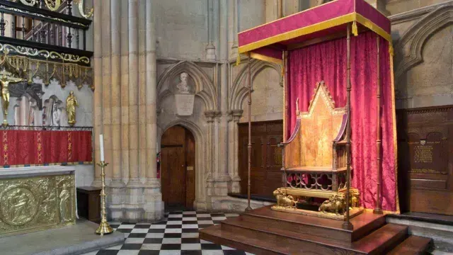 ¿Qué significa cada objeto de la coronación del rey Carlos III?