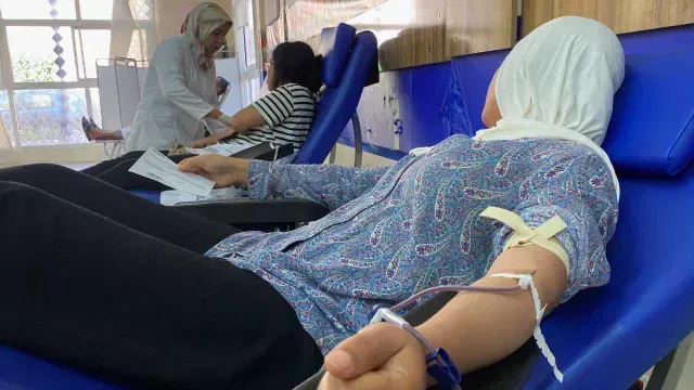 Marroquíes atendieron la llamada del gobierno para donar sangre tras el potente sismo en Marrakech. Foto: Reuters