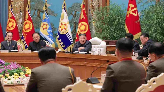 Kim Jong-un hablando durante una reunión con la Comisión Militar Central del Partido.