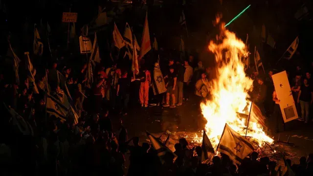 Protestas contra la reforma judicial de Israel y la destitución del ministro de Defensa, en Tel Aviv. Foto: Reuters