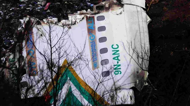 Restos de un avión de pasajeros en Pokhara, Nepal