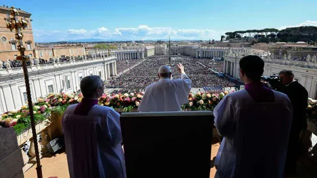 Papa Francisco saludando desde la logia de la basílica de San Pedro con vista a la plaza de San Pedro en el Vaticano. Foto: AFP