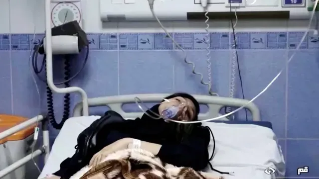 Joven yace en el hospital después de informes de envenenamiento en Irán, el 2 de marzo. Foto: Reuters | Archivo