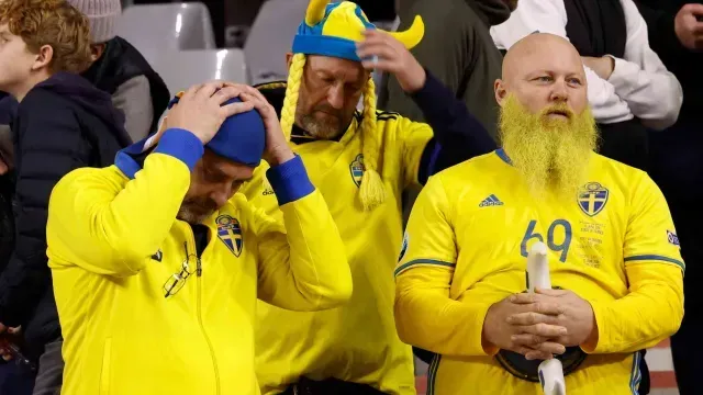 Aficionados de Suecia quedaron consternados al enterarse del atentado contra sus compatriotas, previo al juego entre suecos y Bélgica. Foto: AP