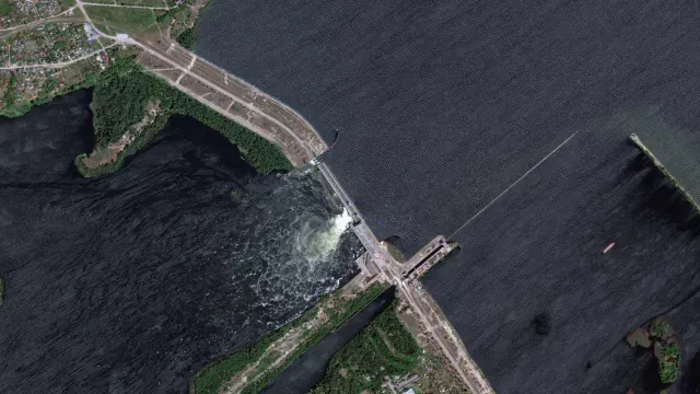Una imagen de satélite muestra el daño a la presa de Kajovka