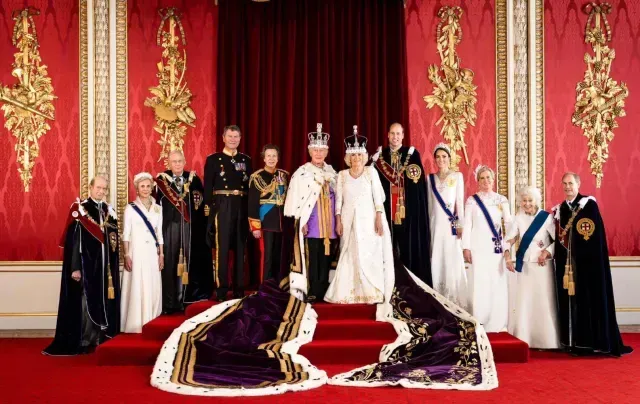 La foto oficial de la familia real británica con Carlos III a la cabeza