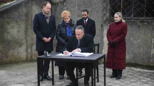 Esposo de Kamala Harris en la conmemoración del Holocausto