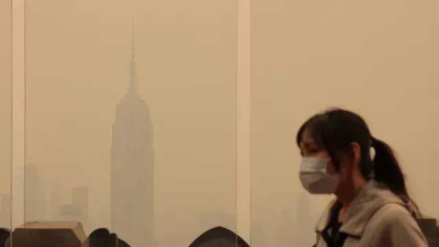 Mujer camina entre neblina en Estados Unidos
