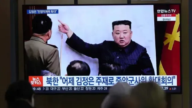 Imagen del líder norcoreano Kim Jong Un, durante un programa de noticias en la estación de tren de Seúl, Corea del Sur. Foto: AP|Archivo