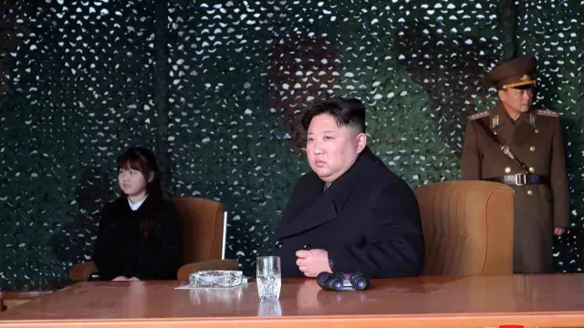 Kim Jong Un y su hija Kim Ju-ae en un simulacro de artillería en Corea del Norte, 09 de marzo de 2023. Foto: EFE |Archivo