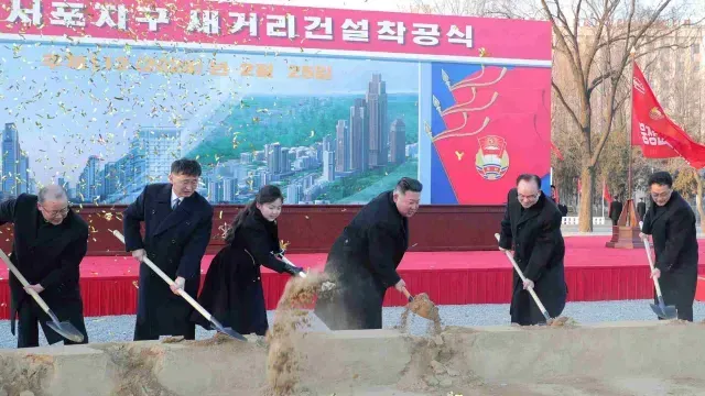 Kim Jong-un asiste con su hija a un evento de construcción