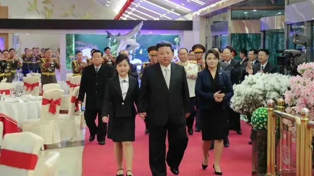 Kim Jong-Un y su familia alientan a tropas del Ejército
