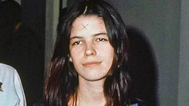 Leslie Van Houten a los 19 años de edad, en el momento del crimen que propinó 16 puñaladas a Leno LaBianca y a su esposa, Rosemary. Foto:AP