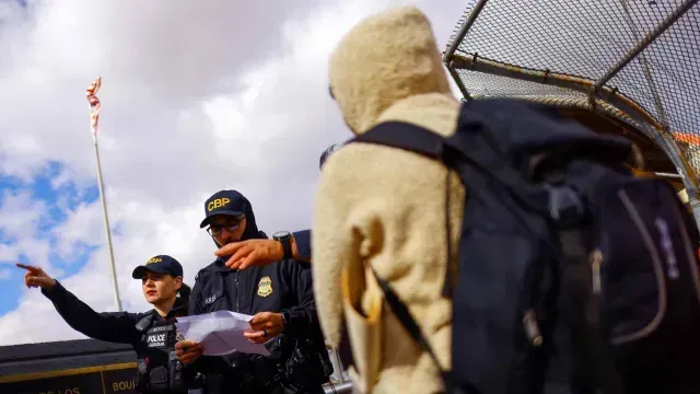 Migrantes que solicitaron asilo en EUA acuden a su cita en Ciudad Juárez, Chihuahua. Foto: Reuters