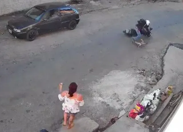 Video: Motociclista Atropella a Niño; Su Mamá Estaba en el Celular