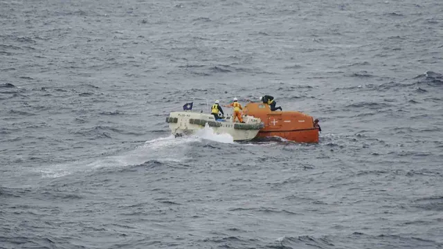 Guardia Costera revisa un bote salvavidas del carguero ‘Jin Tian’. Foto: AFP