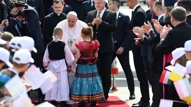 El papa Francisco llega a Hungría