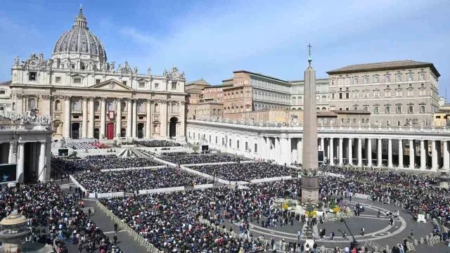 Fieles se reúnen en la Plaza de San Pedro para celebrar el Domingo de Ramos. Foto: EFE