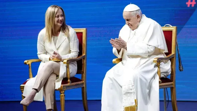 Francisco comparte foro con Meloni