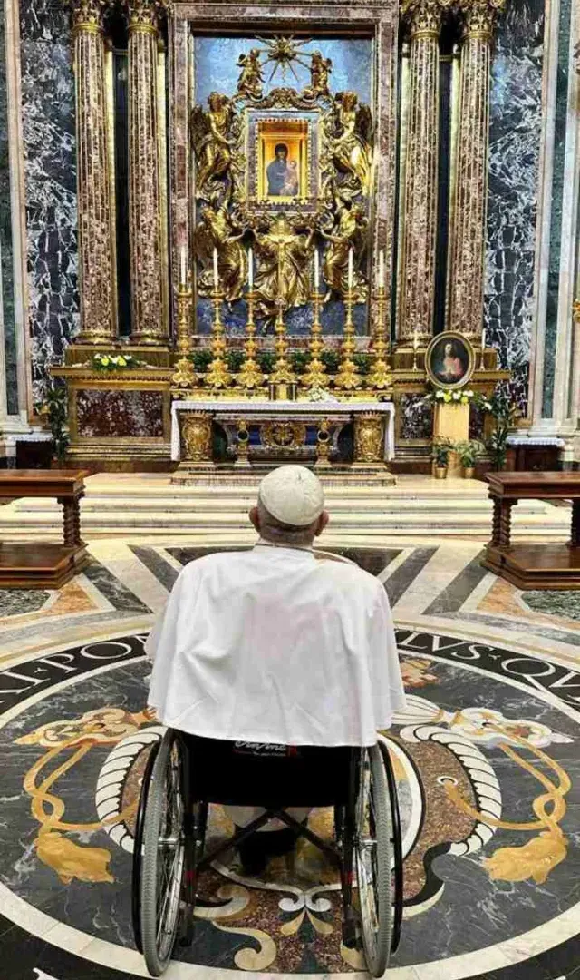 Papa frente a la Virgen "Salus Populi Romani"