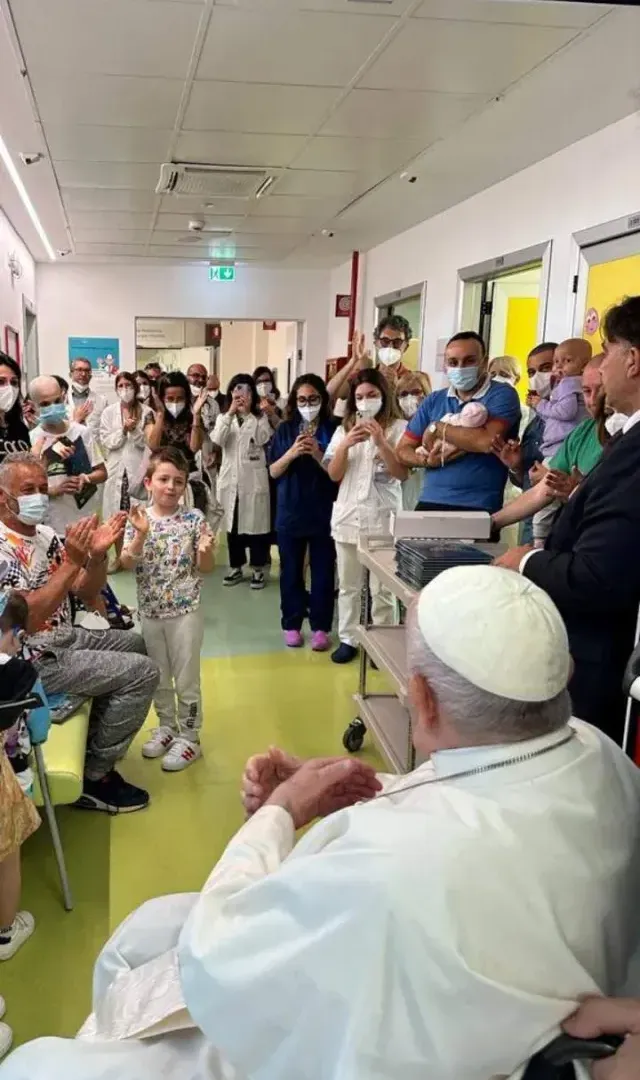 Papa Francisco visita a niños en oncología