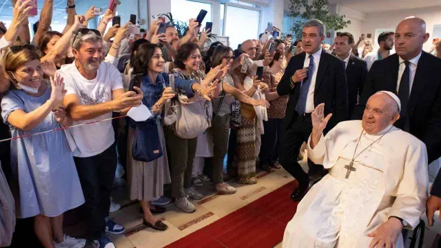 Papa se despide de feligreses en los pasillos del Hospital Gemelli